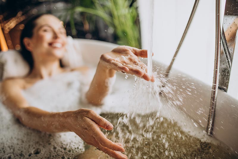 Femme qui prend un bain froid