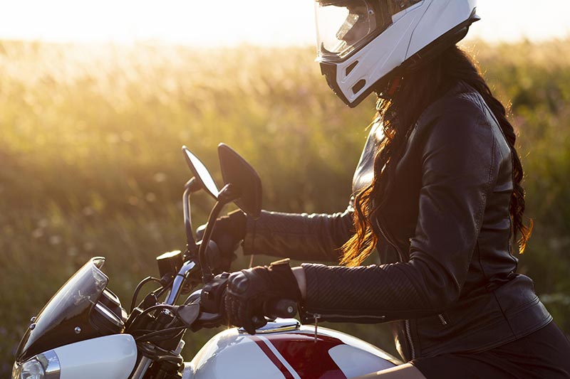 femme à moto avec casque intégral