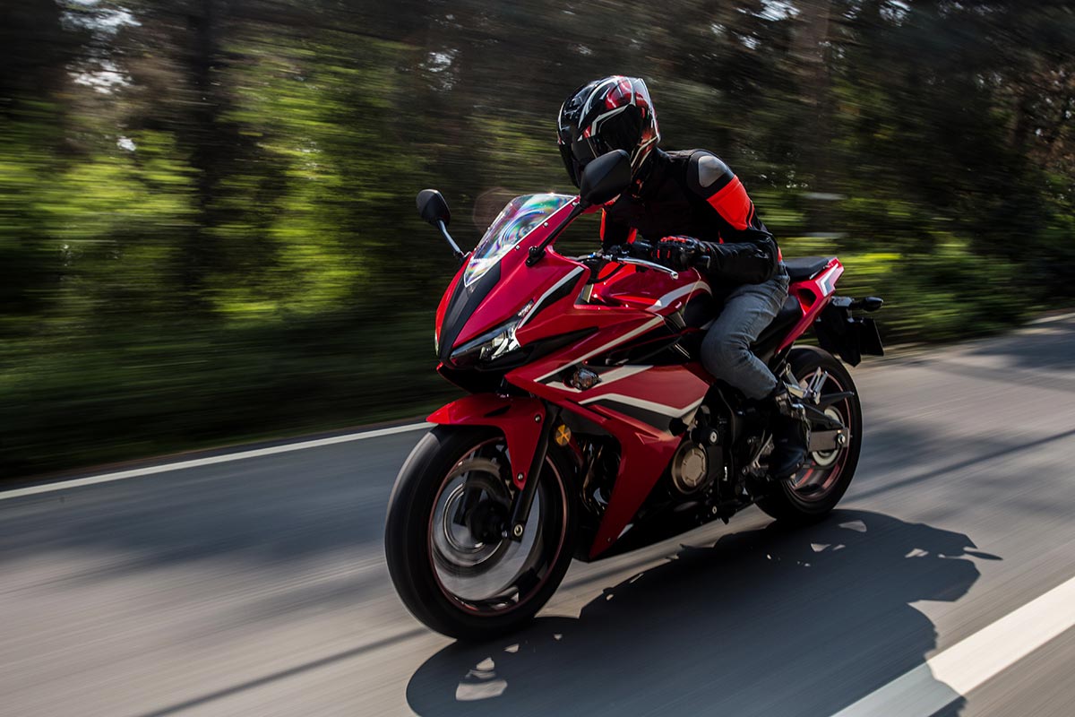 moto rouge qui roule sur une route