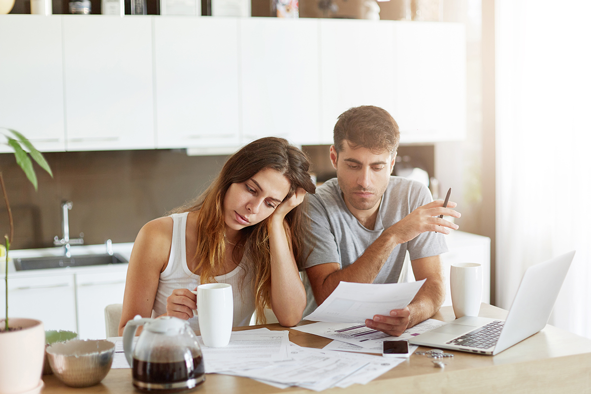 jeune couple qui fait une simulation de crédit en ligne